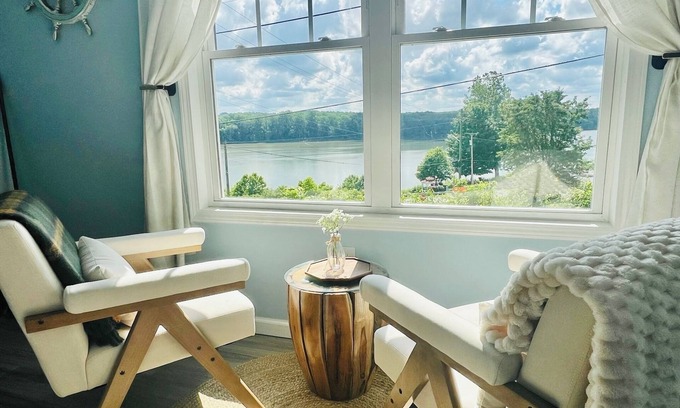 Aurora Condo | SKY Parlor sunrise and sunset views overlooking the river