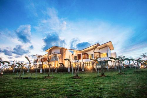 White Sand Beach Resort | SkyeBay Club