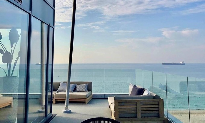 Maenporth Apartment | Skyfall is a 3 bedroom, duplex, penthouse apartment above Gyllyngvase beach