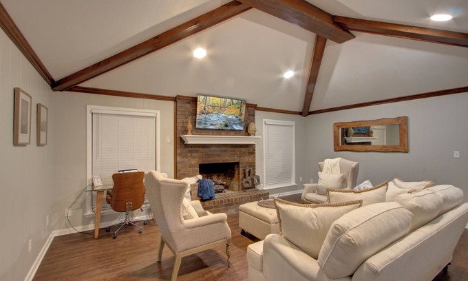 Texarkana House | Skyline Lux - King Bed - Garage
