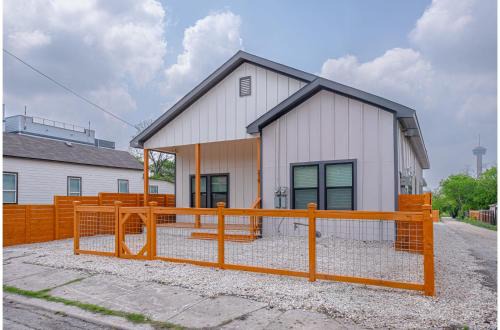 Near East Side Apartment | Skyline Retreat 3BR-3BA w Stunning Views Near DT