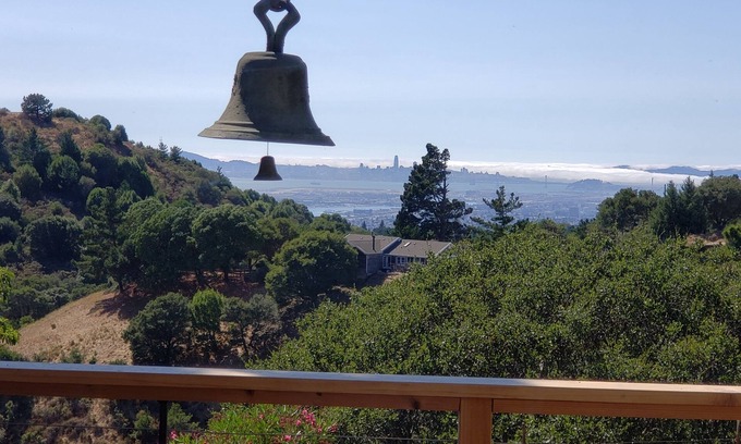 Skyline-Hillcrest Estates House | Skyline Retreat with Spectacular Bay Views