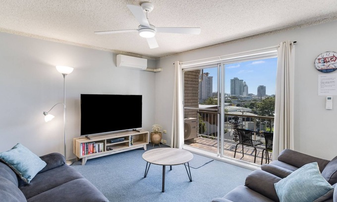 Coolangatta Apartment | Skyline Unit 12- Located in central Coolangatta easy walk to beaches, cafes & shops, Wi-Fi Inc.