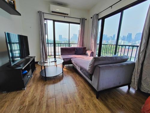 Khlong Toei Apartment | Skyline View - BTS Thong Lo