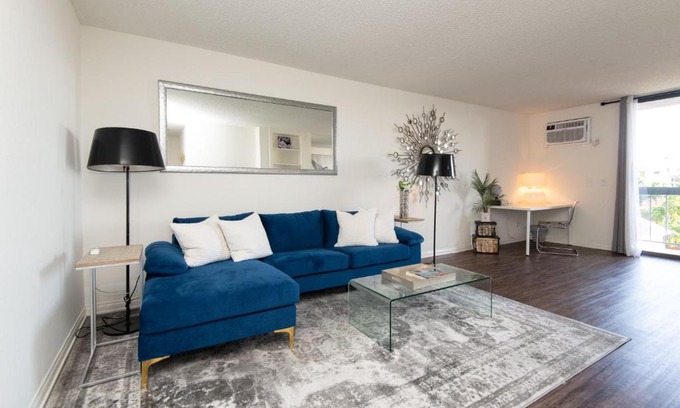 Norma Triangle Apartment | Skyline Views 1-Bedroom with Balcony and Pool
