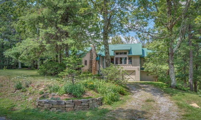 Lynn Cabin | Skyview | Mountaintop Cabin with Grand Views | TIEC access.