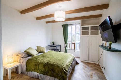 Triel-sur-Seine Apartment | Skyview Studio - Triel Centre