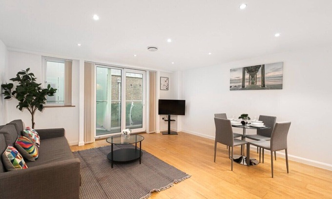 Oakleigh Apartment | Skyvillion - Cozy 2 Bed Apartment + Balcony in New Barnet