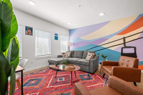 People's Freeway House | SLC Ski Lodge 2BR Townhome King Garage