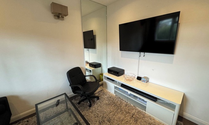 Latchmere Apartment | Sleek 1 BD Flat, 7 mins from Battersea Park