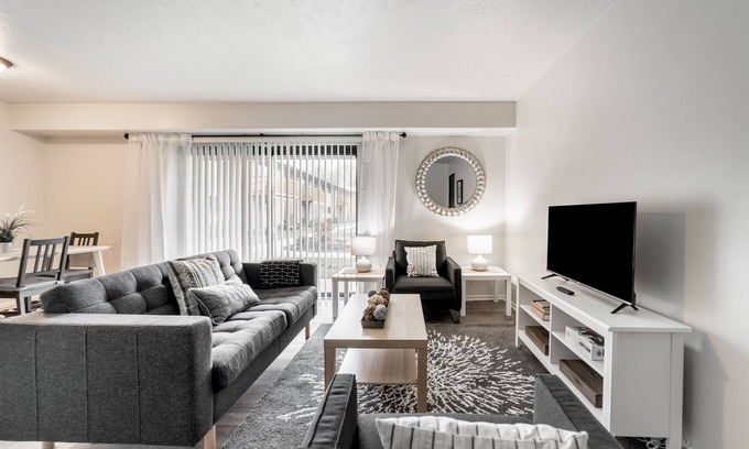 Mentor Apartment | Sleek 1BD Apt Perfect for Traveling Professionals