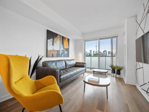 Grange Park Apartment | Sleek 1BR & office Condo - CN Tower, Skyline view