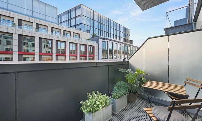 Farringdon Apartment | Sleek 2BD Flat w/Terrace - 2 Mins from Farringdon!
