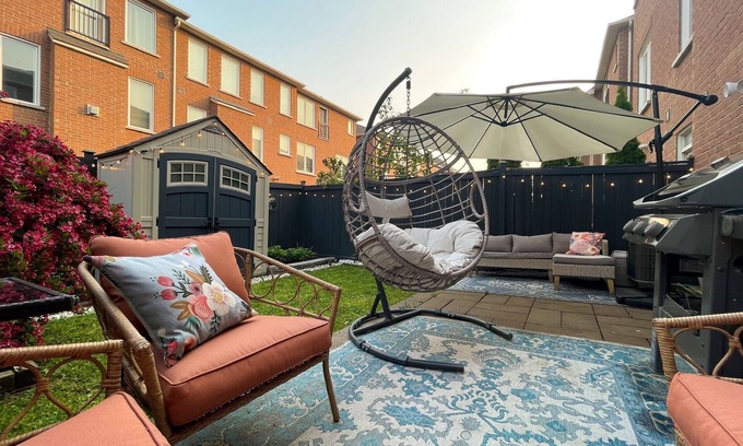Clairlea - Birchmount House | Sleek 3-Level Townhome, Close to Subway Station