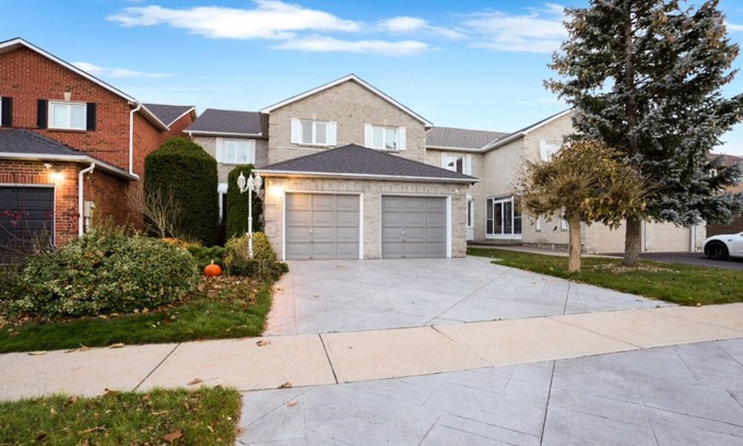 Thornhill House | Sleek; 4 bedroom, two story with basement and Ping pong table in Thornhill
