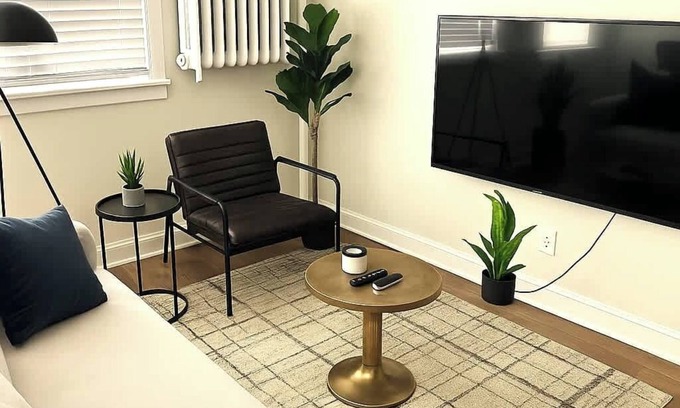 Evanston Apartment | Sleek and cozy 1BR Apartment
