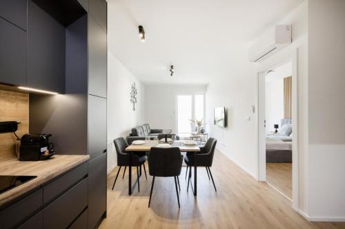 Nepszinhaz negyed Apartment | Sleek Apartment with Balcony and Parking