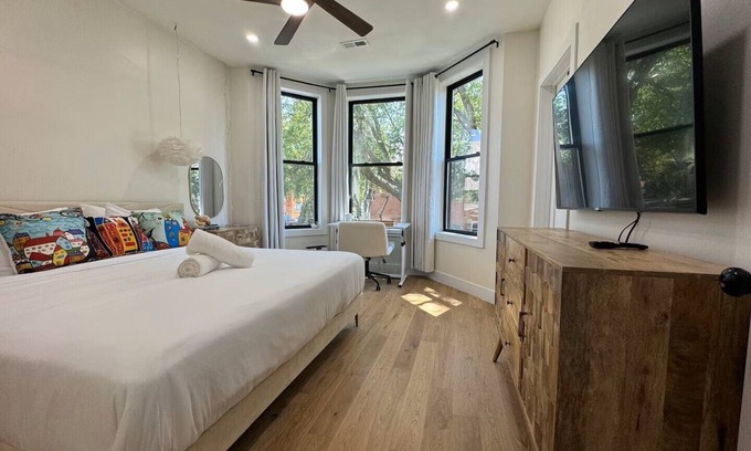 Avondale Condo | Sleek Avondale Condo - King and Queen + Spa Bath + Garage + Sass