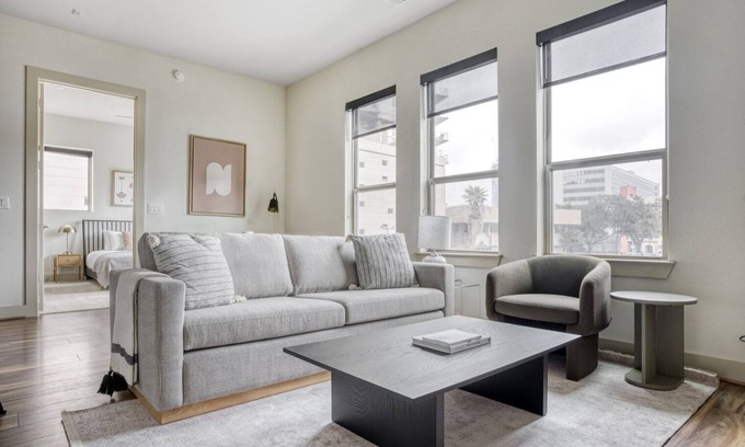 Bouldin Apartment | Sleek Bouldin Creek 1BR w/ Gym, Pool & W/D, nr downtown, by Blueground