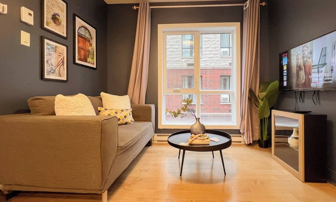 Cote-Des-Neiges—Notre-Dame-De-Grace House | Sleek * brand-new * 2 BRs 2 queen * Gym 24/7