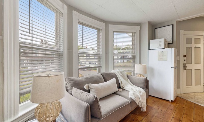 Manchester Apartment | Sleek & Bright 1st Flr Studio Short -Midterm Stays