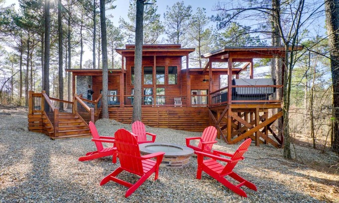 Pickens House | Sleek Cabin with Hot Tub 11 Mi to Broken Bow Lake!
