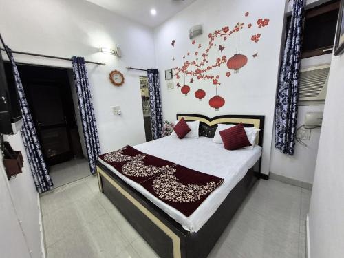Vasant Vihar Apartment | Sleek City Retreat with Kitchen l Near Airport