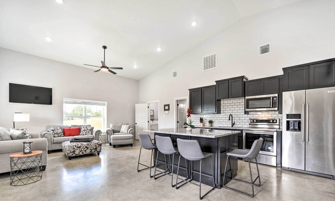 Buchanan Dam House | Sleek Family-Friendly Buchanan Dam Retreat!
