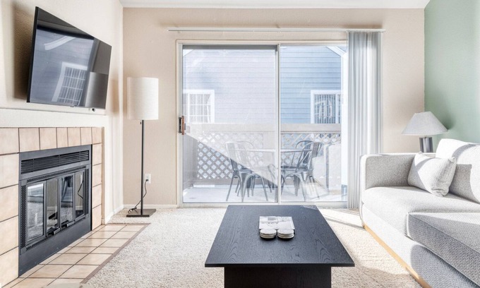 Foster City Apartment | Sleek Foster City 2BR w/Gym, Pool & W/D, nr San Pedro Sq, by Blueground