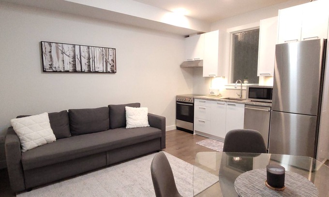 Langley Condo | Sleek Gem! Modern Comfort Condo Downtown Langley