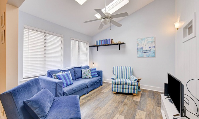 St. Simons Island Condo | Sleek golf-front condo with a washer/dryer, deck, & central AC - dog friendly