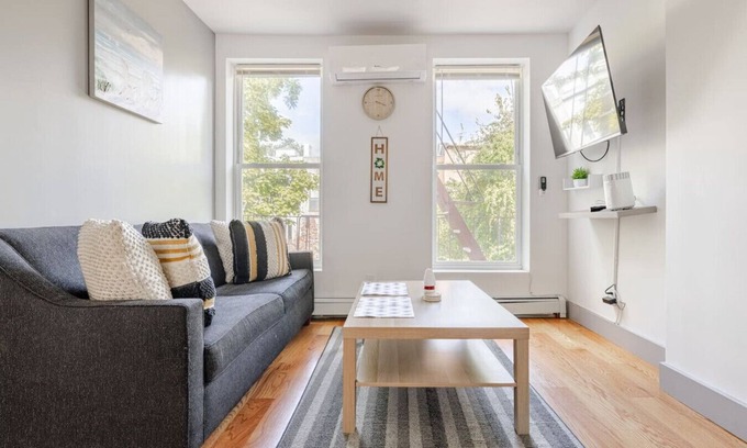 Bedford-Stuyvesant Apartment | Sleek & New 3BR Brooklyn Apt – 10 Min to Manhattan