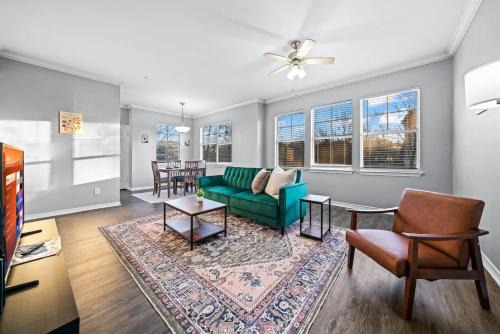 Fossil Creek Apartment | Sleek Retreat 2BR, 2BA Pool Access