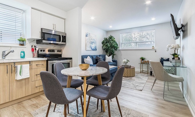 Port Credit Apartment | Sleek Suite, Close to Lake Ontario, Port Credit