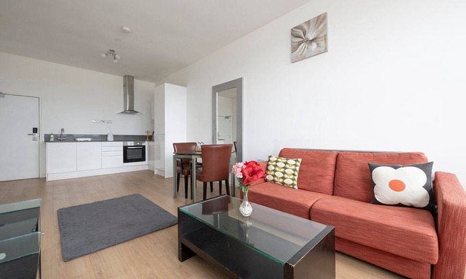 Smethwick Apartment | Sleek urban retreat with gym access