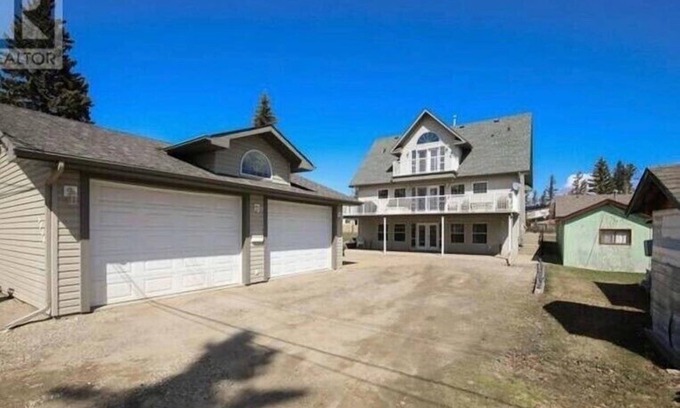 Sylvan Lake House | Sleep 10 (adults) plus kids accomdate 10-16 guest including kids