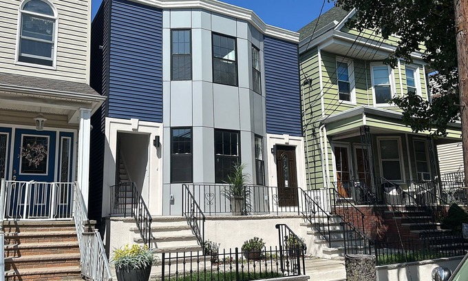 Constable Hook House | Sleep 12 Charming and Cozy 6-bedroom 4-Bathroom House 2 Minutes Staten Island