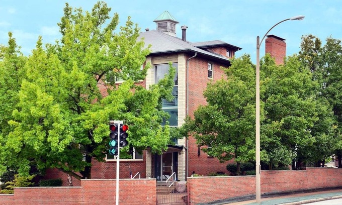 Lindenwood Park Condo | Sleep 14 guests 3,400 sqft 5 Bedroom condo Near The Hill, ForestPark,TedDrewes