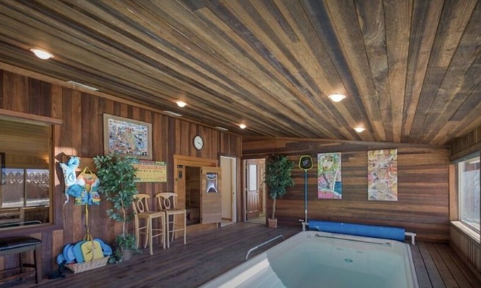 Wapiti Villa | “SLEEP 26” "POOL" "SAUNA" "LOOKOUT TOWER"'SANITIZED CLEANING"