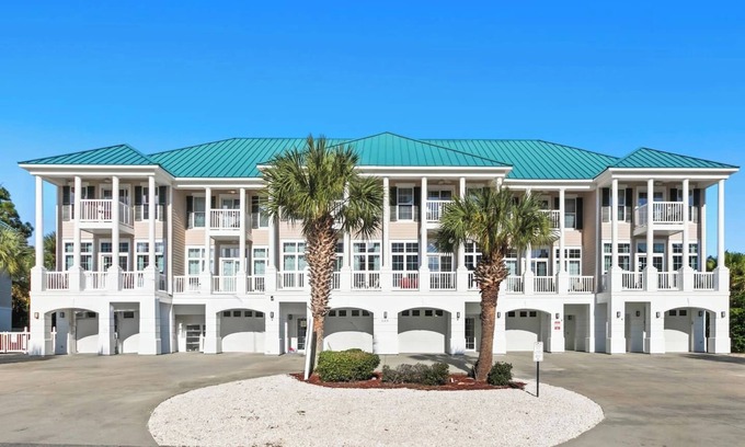 Long Beach House | Sleep 53 | 4 Units | Steps to Beach | Pool