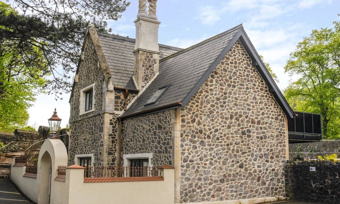 Malvern Cottage | SLEEPERS SUITE, luxury holiday cottage, with hot tub in Great Malvern