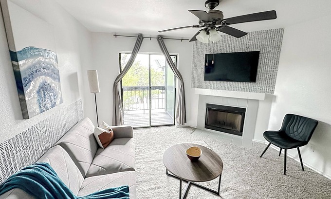 Windsor Park Apartment | Sleepover: Airy 1BD/1BA + Gym - Austin TX