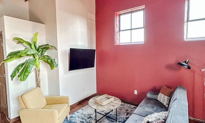 Springfield Apartment | Sleepover Extraordinary 2BD/1BA + Parking - Downtown Springfield