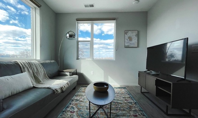 Downtown Omaha Apartment | Sleepover: Graceful 1BD/1BA + Gym - Downtown Omahan