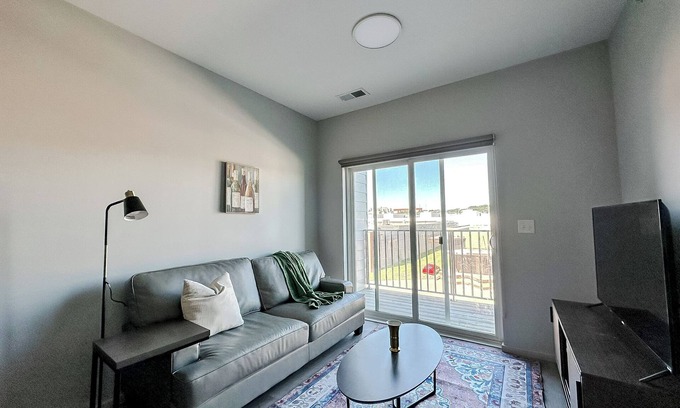 NoDo District Apartment | Sleepover: Neat 1BD/1BA + Gym - Downtown Omaha