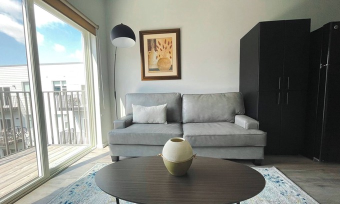 NoDo District Apartment | Sleepover: Prime 1BD/1BA + Gym - Downtown Omahan