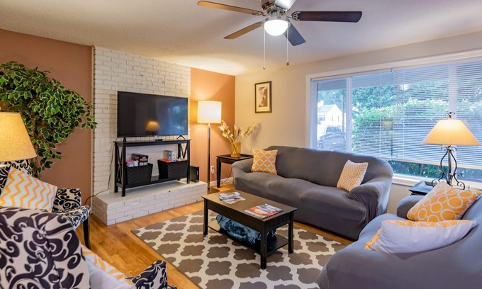 Bellingham House | Sleeps 10, Close to Airport, Peace Health, Waterfront, WWU & WCC