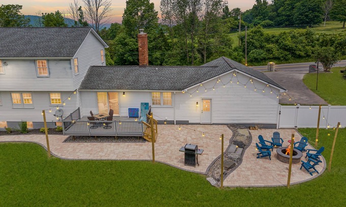 LaFayette House | Sleeps 10, Nerf wall, Game Room, fully fenced yard