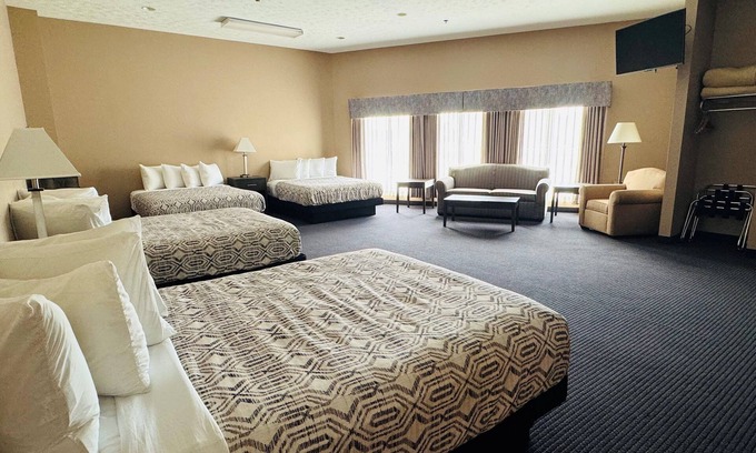 Put-in-Bay Hotel | Sleeps 10: One Block to Downtown Hotel Suite