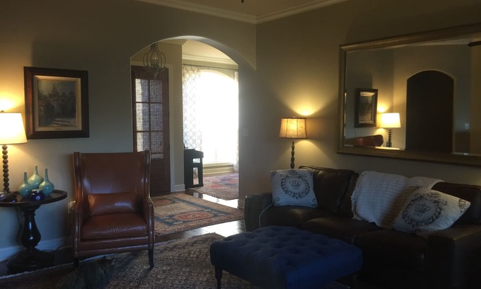 Oxford House | Sleeps 10, professionally decorated, 5 minutes from The Grove!